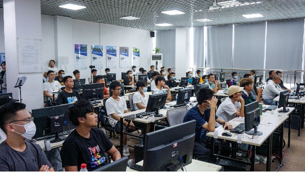 想进入低空经济领域？考无人机执照难道不是最佳选择吗？